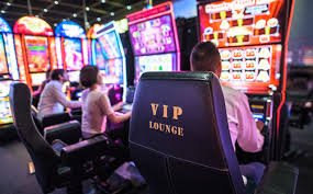 Antarmuka utama platform rajacash dengan opsi permainan live dealer dan sportsbook